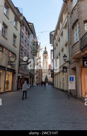 ST. GALLEN, SVIZZERA - 3 GENNAIO 2024: Via deserta a St Gallen che porta all'abbazia Foto Stock