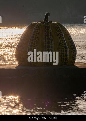 Primo piano della zucca gialla dell'artista Yayoi Kusama all'esterno del museo d'arte contemporanea Benesse House lungo il Mare interno di Seto nell'isola di Naoshima, Giappone. Foto Stock