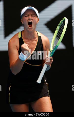 Melbourne, Victoria, Australia. 14 gennaio 2024. BARBORA KREJCIKOVA (CZE) festeggia dopo aver vinto il loro primo round di singolare contro mai Hontana (JPN) il giorno uno degli Australian Open 2024 al Melbourne Park di Melbourne, Australia. (Immagine di credito: © Ciro De Luca/ZUMA Press Wire) SOLO USO EDITORIALE! Non per USO commerciale! Foto Stock