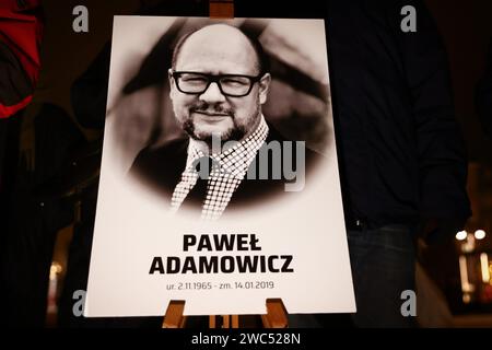 Polonia, Cracovia. 13 gennaio 2024. Un ritratto di Pawel Adamowicz è visto nella piazza principale durante la commemorazione del quinto anniversario della sua morte. Cracovia, Polonia, il 13 gennaio 2024. Adamowicz, il sindaco di Danzica, morì dopo essere stato pugnalato su un palco da un uomo con un coltello durante un evento di beneficenza all'aperto nella sua città. (Immagine di credito: © Beata Zawrzel/ZUMA Press Wire) SOLO USO EDITORIALE! Non per USO commerciale! Foto Stock