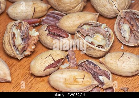 primo piano delle noci secche e noci pecan commestibili. Foto Stock