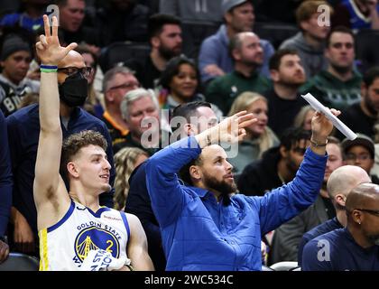 Milwaukee. 13 gennaio 2024. La guardia dei Golden State Warriors Brandin Podziemski (L) e la guardia dei Golden State Warriors Stephen Curry (R) celebrano una canestro a 3 punti durante la partita della stagione regolare NBA tra i Milwaukee Bucks e i Golden State Warriors a Milwaukee, negli Stati Uniti, il 13 gennaio 2024. Crediti: Joel Lerner/Xinhua/Alamy Live News Foto Stock