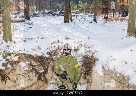 KIEV, UCRAINA - 12 gennaio 2024: I civili ucraini prendono parte all'esercizio finale di un corso approfondito di cinque giorni sulla preparazione dei cittadini alla resistenza nazionale, in mezzo all'invasione russa dell'Ucraina. Foto Stock