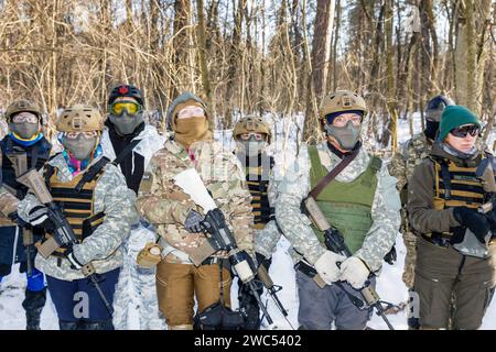 KIEV, UCRAINA - 12 gennaio 2024: I civili ucraini prendono parte all'esercizio finale di un corso approfondito di cinque giorni sulla preparazione dei cittadini alla resistenza nazionale, in mezzo all'invasione russa dell'Ucraina. Foto Stock