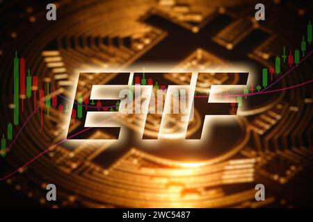 Concetto di Bitcoin Exchange Traded Fund (ETF). Testo ETF brillante su un bitcoin dorato sfocato. Criptovaluta, cambio e concetto di marketing. Foto Stock