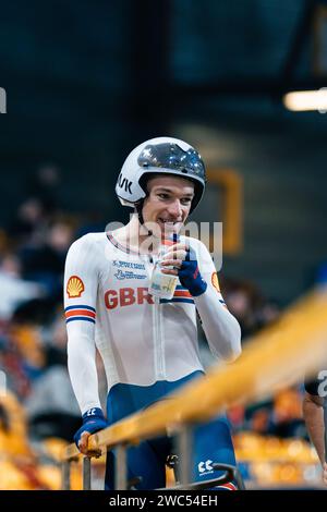 Apeldoorn, Paesi Bassi. 13 gennaio 2024. Foto di Alex Whitehead/SWpix.com - 13/01/2024 - Ciclismo - 2024 UEC Track Elite European Championships - Omnisport, Apeldoorn, Paesi Bassi - Men's Omnium Scratch Race - Ethan Hayter of Great Britain. Credito: SWpix/Alamy Live News Foto Stock