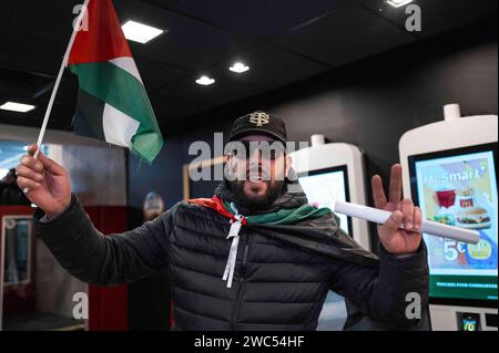 McDonald's occupato dai manifestanti. Intervento e occupazione di McDonald's Compans Caffarelli da parte di manifestanti, boicottaggio dello Stato razzista israeliano, Palestina libera. Manifestazione a sostegno di Gaza e di tutta la Palestina! Manifestazione solidale con la resistenza del popolo palestinese e per denunciare la complicità dell'imperialismo occidentale in questi crimini. Questa manifestazione è organizzata da numerosi sindacati, partiti politici e associazioni. Francia, Tolosa 13 gennaio 2024. Foto di Patricia Huchot-Boissier/ABACAPRESS.COM Foto Stock