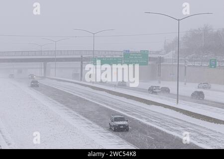 Des Moines, USA. 13 gennaio 2024. Le auto percorrono la i-235 durante una tormenta a Des Moines, Iowa, il 13 gennaio 2024. Foto di Julia Nikhinson/ABACAPRESS.COM credito: Abaca Press/Alamy Live News Foto Stock