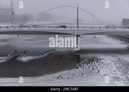 Des Moines, USA. 13 gennaio 2024. La neve cade lungo il fiume Des Moines durante una tormenta a Des Moines, Iowa, il 13 gennaio 2024. Foto di Julia Nikhinson/ABACAPRESS.COM credito: Abaca Press/Alamy Live News Foto Stock