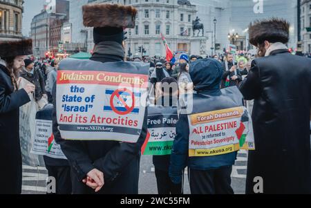 Membri e sostenitori di Neturei Karta a una marcia pro-Palestina a Londra. Foto Stock