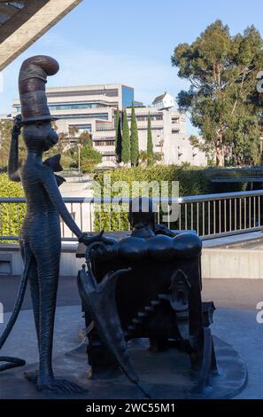 Theodor Seuss Cat in the Hat Bronze Statue USCD San Diego University of California Geisel Library Jacobs Engineering School do ho Suh Skewed House Foto Stock