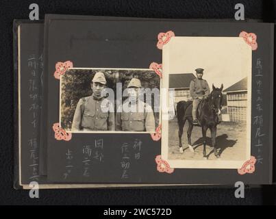 Due ritratti di tre soldati giapponesi sconosciuti, uno a cavallo, Anonimo, 1937 - 1941 fotografare queste foto fanno parte di un album. baryta carta gelatina argento stampa il soldato; la vita del soldato. anonimo personaggio storico ritratto. cavallo Foto Stock