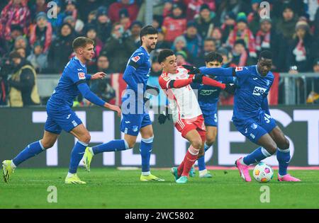 Jamal MUSIALA, FCB 42 gareggia per la palla, placcaggio, duello, colpo di testa, zweikampf, azione, lotta contro Florian Grillitsch, Hoff 11 Stanley Nsoki, Hoff 34 Grischa Proemel, Prömel, Hoff 6 nella partita FC BAYERN MUENCHEN - TSG 1899 HOFFENHEIM 3-0 il 12 gennaio 2024 a Monaco di Baviera, Germania. Stagione 2023/2024, 1.Bundesliga, FCB, München, giorno 16, 16.Spieltag © Peter Schatz / Alamy Live News - LE NORMATIVE DFL VIETANO QUALSIASI UTILIZZO DI FOTOGRAFIE come SEQUENZE DI IMMAGINI e/o QUASI-VIDEO - Foto Stock