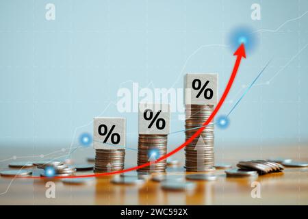 Concetto di tasso di interesse e dividendi, segno di percentuale su cubi di legno con pila di monete. reddito, rendimento, pensionamento, fondo di compensazione, investimenti, div Foto Stock