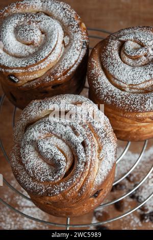 Buona pasqua. Torte pasquali tradizionali, kraffin fatti in casa con uvetta, frutta candita. Messa a fuoco selettiva. Primo piano del cruffin fatto in casa. Backgrou in legno Foto Stock