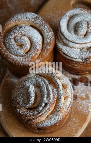 Buona pasqua. Torte pasquali tradizionali, kraffin fatti in casa con uvetta, frutta candita. Messa a fuoco selettiva. Primo piano del cruffin fatto in casa. Backgrou in legno Foto Stock