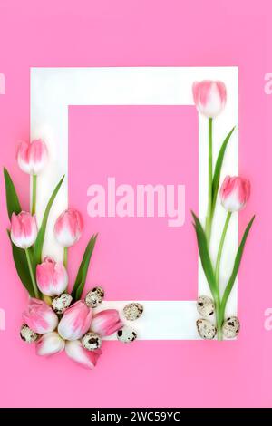 Fondo fiorito primaverile con tulipani e uova di quaglia con cornice bianca. Natura floreale minimale disegno sano di cibo fresco su rosa pastello. Foto Stock