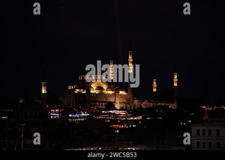 Vista notturna della Moschea Suleymaniye imperiale ottomana a Istanbul, Turchia. È la più grande moschea della città dal Ponte di Galata Foto Stock