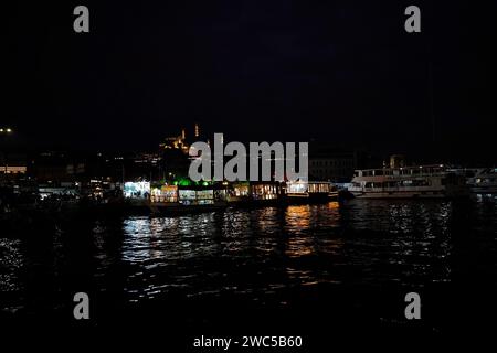 Vista notturna della Moschea Suleymaniye imperiale ottomana a Istanbul, Turchia. È la più grande moschea della città dal Ponte di Galata Foto Stock