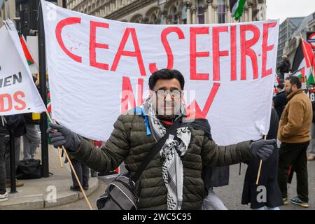 Manifestanti all'inizio di una marcia pro-Palestina che chiedeva il cessate il fuoco dell'offensiva militare in corso a Gaza da parte delle forze di difesa israeliane. La m Foto Stock
