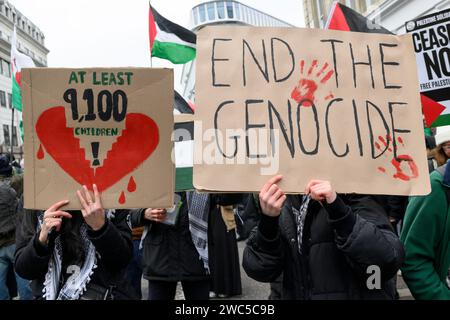 Manifestanti all'inizio di una marcia pro-Palestina che chiedeva il cessate il fuoco dell'offensiva militare in corso a Gaza da parte delle forze di difesa israeliane. La m Foto Stock