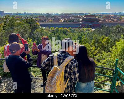 Pechino, Cina, ragazze adolescenti cinesi, visita al Parco Urbano, quartiere del Parco Jingshan, Landcape della Citta' Proibita, coppia del Parco cinese Foto Stock