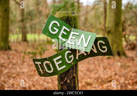 Oostvoorne, Paesi Bassi, 23 dicembre 2023: Segno contorto e distorto in una foresta con la dicitura "no entry" in olandese Foto Stock