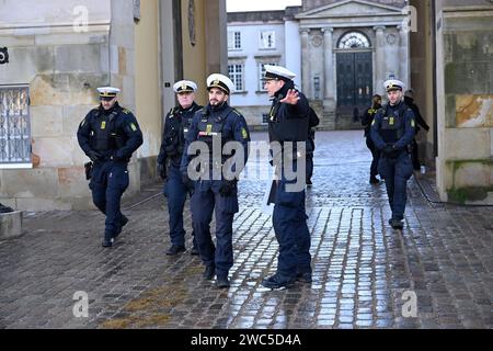 Copenhagen, Danimarca. 14 gennaio 2024. Copenhagen, Danimarca. 14 gennaio 2024. Polizia a Christiansborg Palace Square a Copenaghen, domenica 14 gennaio 2024. Il 31 dicembre 2023, la regina annunciò che avrebbe abdicato il 14 gennaio e che il principe ereditario sarebbe stato reggente della Danimarca da quel giorno. Crediti: Ritzau/Alamy Live News Foto Stock