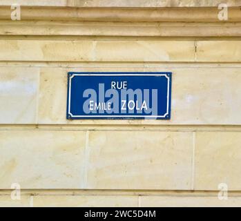 Rue Emile Zola insegna dedicata al famoso romanziere, giornalista, drammaturgo, attivista politico Tours Indre--et-Loire France Foto Stock