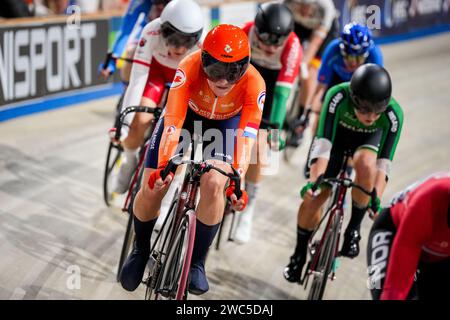 Apeldoorn, Paesi Bassi. 13 gennaio 2024. APELDOORN, PAESI BASSI - 13 GENNAIO: Marit Raaijmakers olandese gareggia nella gara a punti femminile durante il giorno 4 dei Campionati europei UEC Track Elite 2024 a Omnisport il 13 gennaio 2024 ad Apeldoorn, Paesi Bassi. (Foto di Rene Nijhuis/BSR Agency) credito: Agenzia BSR/Alamy Live News Foto Stock