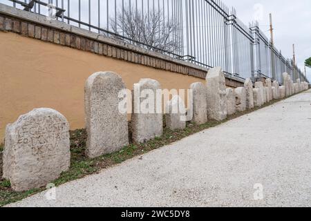 Roma, Italia. 11 gennaio 2024. I blocchi di marmo scolpiti dell'antica Roma sono allineati durante l'apertura del Parco Archeologico del Celio e del Museo forma Urbis. Credito: SOPA Images Limited/Alamy Live News Foto Stock