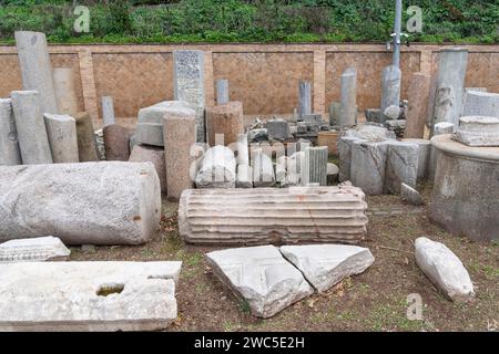 Roma, Italia. 11 gennaio 2024. I blocchi di marmo scolpiti dell'antica Roma sono allineati durante l'apertura del Parco Archeologico del Celio e del Museo forma Urbis. Credito: SOPA Images Limited/Alamy Live News Foto Stock