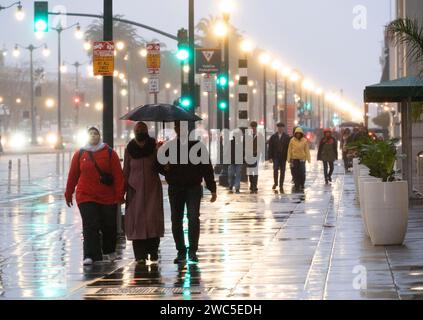 San Francisco, Stati Uniti. 13 gennaio 2024. La gente cammina in una strada sotto la pioggia a San Francisco, negli Stati Uniti, 13 gennaio 2024. Crediti: Li Jianguo/Xinhua/Alamy Live News Foto Stock