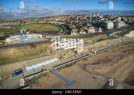 Foto aerea del Lido art deco di Saltdean e del WhiteCliffs Saltdean Cafe sul lungomare nell'East Sussex in Inghilterra con le South Downs sullo sfondo Foto Stock
