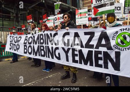 Londra, Regno Unito. 13 gennaio 2024. Migliaia di persone hanno marciato in solidarietà con la Palestina nel centro di Londra, chiedendo un cessate il fuoco mentre la guerra Israele-Hamas continua. Credito: Vuk Valcic/Alamy Live News Foto Stock