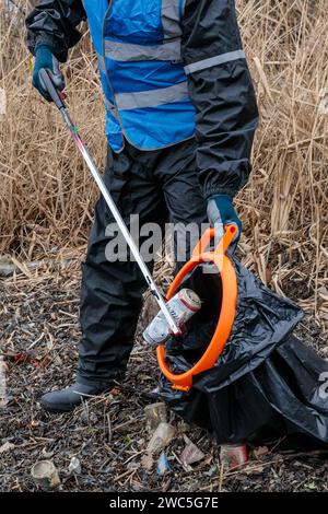 Londra, Regno Unito. 13 gennaio 2024. Oltre 70 volontari della comunità locale hanno fatto un eroico sforzo di squadra per affrontare l'enorme massa di inquinamento da rifiuti che si è rivelato mentre il serbatoio è stato drenato per Canal & Rivers Trust per intraprendere lavori di manutenzione essenziali al Brent Reservoir (Welsh Harp) Site of Special Scientific Interest (SSSI). Almeno 200 sacchetti (circa 6/7 tonnellate) di rifiuti, comprese bottiglie e lattine per bevande, impacchi dolci, salviette umide, pneumatici, coni di plastica, sedie, armi e un piccolo frigorifero sono stati raccolti in sole quattro ore. Crediti: amanda Rose/Alamy Live News Foto Stock