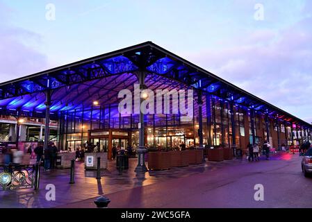 Intorno al Regno Unito - Preston Market Hall, illuminato di sera Foto Stock