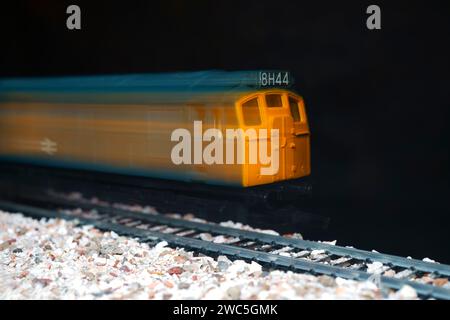 Un treno modello con movimento sfocato. Foto Stock