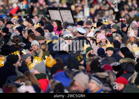 Copenhagen, Danimarca. 14 gennaio 2024. Copenhagen, Danimarca. 14 gennaio 2024. Molte persone si sono riunite nella piazza del palazzo di Christiansborg a Copenaghen domenica 14 gennaio 2024. Il 31 dicembre 2023 la regina annunciò che avrebbe abdicato il 14 gennaio e che il principe ereditario sarebbe stato reggente di Danimarca da quel giorno. Crediti: Ritzau/Alamy Live News Foto Stock