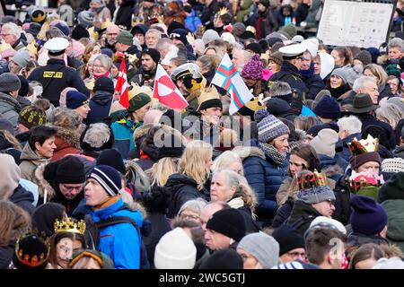 Copenhagen, Danimarca. 14 gennaio 2024. Copenhagen, Danimarca. 14 gennaio 2024. La gente si trova a Christiansborg Palace Square a Copenaghen domenica 14 gennaio 2024. Il 31 dicembre 2023 la regina annunciò che avrebbe abdicato il 14 gennaio e che il principe ereditario sarebbe stato reggente di Danimarca da quel giorno. Crediti: Ritzau/Alamy Live News Foto Stock