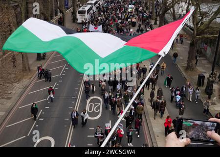 Londra, Regno Unito - 13 gennaio 2024 - Demstrators Passing Somerset House e Hungerford Bridge. Migliaia di persone manifestano a Londra chiamando un cessate il fuoco a Gaza nella guerra tra Israele e Palestina. La marcia è stata organizzata dalla Palestina Solidarity Campaign. Foto Stock