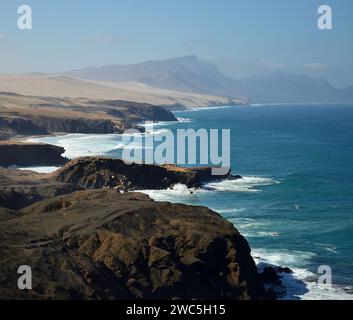 Costa occidentale dell'isola di Fuerteventura con il parco naturale Jandia sullo sfondo, Isole Canarie, Spagna Foto Stock