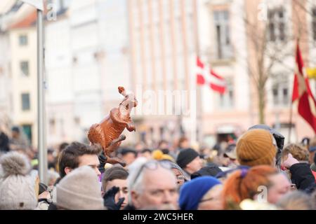 Copenhagen, Danimarca. 14 gennaio 2024. Copenhagen, Danimarca. 14 gennaio 2024. Domenica 14 gennaio 2024, la gente si riunisce nelle vicinanze del castello di Christiansborg a Copenaghen. Il 31 dicembre 2023, la regina annunciò che avrebbe abdicato il 14 gennaio e che il principe ereditario sarebbe stato reggente della Danimarca da quel giorno. Crediti: Ritzau/Alamy Live News Foto Stock