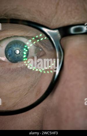 primo piano dell'occhio blu e della montatura degli occhiali Foto Stock