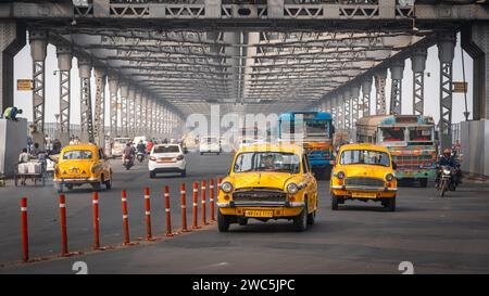 Traffico sull'iconico Howrah Bridge, il ponte a sbalzo più trafficato del mondo, a Calcutta, nel Bengala Occidentale, India. Foto Stock