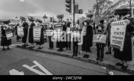 Membri e sostenitori di Neturei Karta protestano al raduno pro-Palestina a Londra. Foto Stock