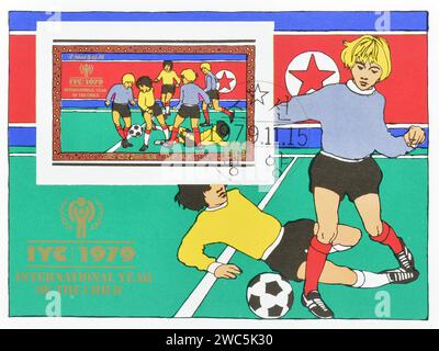 Foglio souvenir con francobollo annullato stampato dalla Corea del Nord, che mostra calcio, anno internazionale bambino, circa 1979. Foto Stock