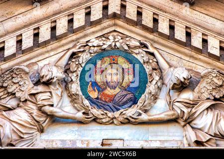 Mosaico della basilica paleocristiana raffigurante Gesù nel timpano della basilica di San Giovanni in Laterano, Roma, Italia Foto Stock