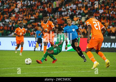 ABIDJAN, COTE D'IVORE - 13 GENNAIO; Carlos Manuel Cardoso Mane della Guinea Bissau e Cote d'Ivore difensori durante la TotalEnergies Caf Africa Cup of Foto Stock