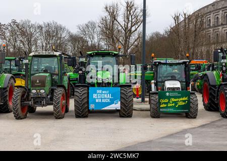 Bauernprotest und Sternfahrt in Nürnberg am 12.01.2024 Traktoren der Landwirte mit Botschaften gegen die Agarpolitik und Werbung für mehr regionale Lebensmittel. Nürnberg Bayern Deutschland *** gli agricoltori protestano e radunano a Norimberga su 12 01 2024 trattori agricoli con messaggi contro la politica agricola e la pubblicità per più cibo regionale Norimberga Baviera Germania 20240112-6V2A8704-Bearbeitet Foto Stock